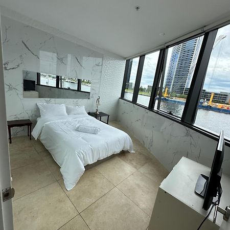 Yarra River Waterfront Stunning Water View Two Entrance Big Apartment See Fire Works Downstairs Paid Swimming Pool Gym And Private Spa Free City Tram Melbourne Exterior photo