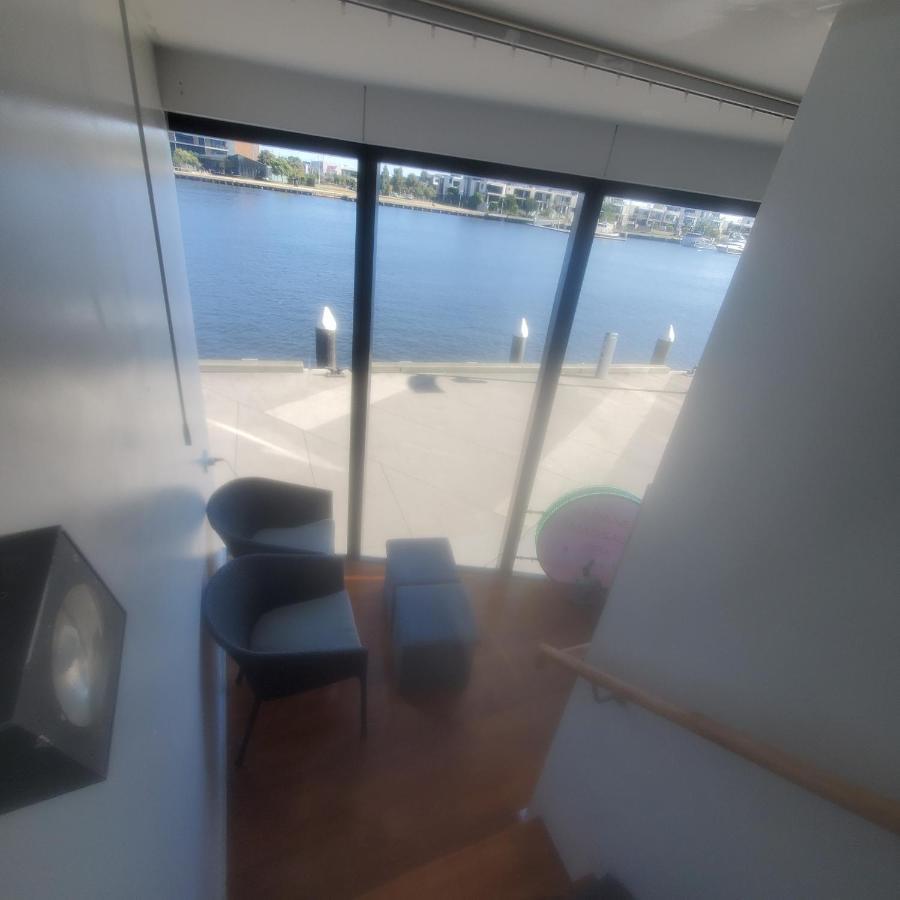 Yarra River Waterfront Stunning Water View Two Entrance Big Apartment See Fire Works Downstairs Paid Swimming Pool Gym And Private Spa Free City Tram Melbourne Exterior photo