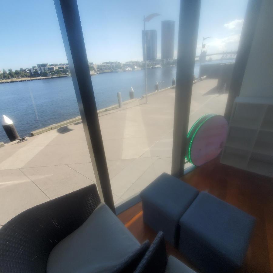 Yarra River Waterfront Stunning Water View Two Entrance Big Apartment See Fire Works Downstairs Paid Swimming Pool Gym And Private Spa Free City Tram Melbourne Exterior photo